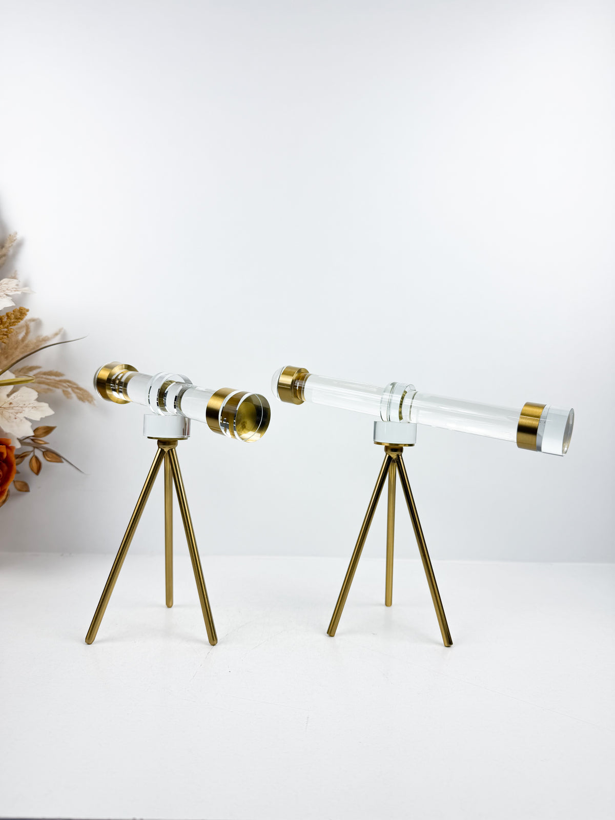 Télescope décoratif en cristal sur trépied en métal doré.