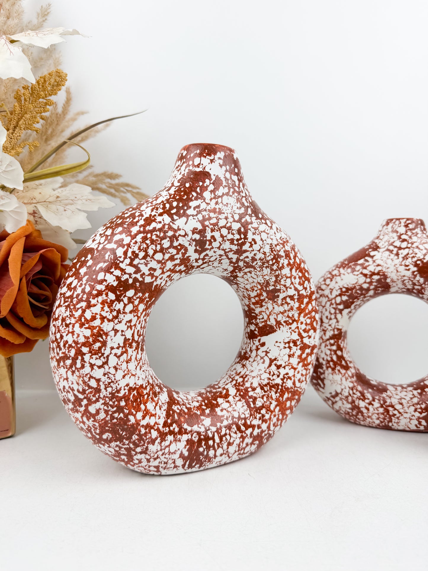 Ensemble de trois vases en céramique élégants rouges