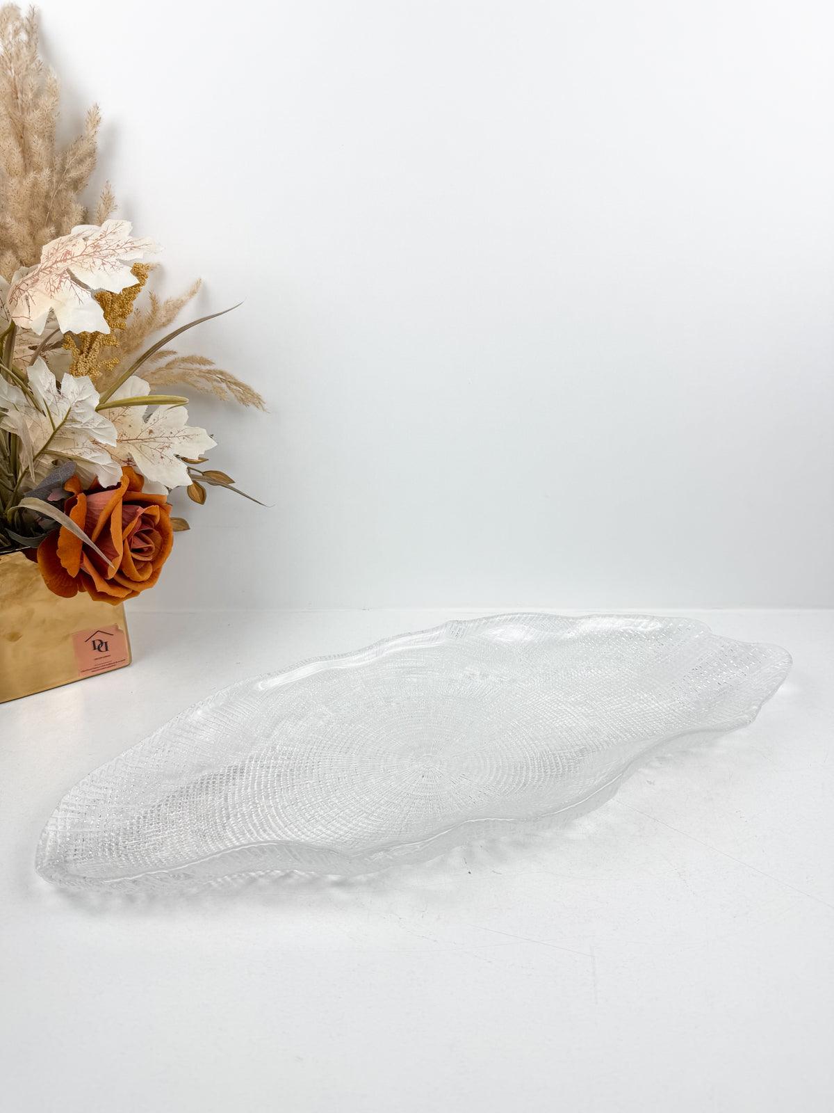 Magnifique plat en verre finement travaillé inspirée par la finesse des formes organiques.