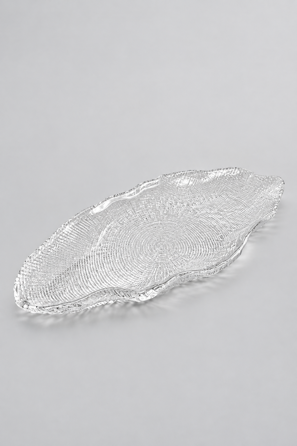 Magnifique plat en verre finement travaillé inspirée par la finesse des formes organiques.