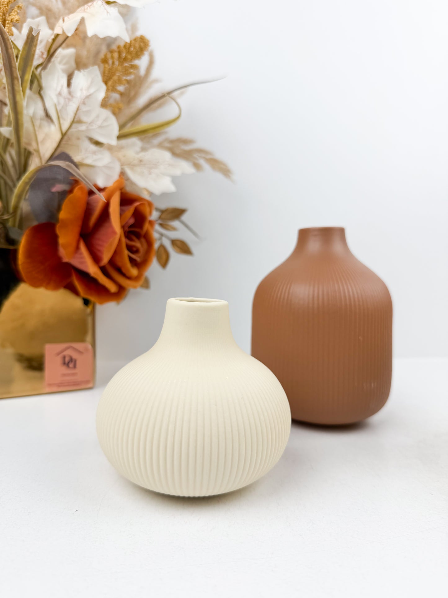 Trio de vases aux formes épurées et aux teintes contrastées