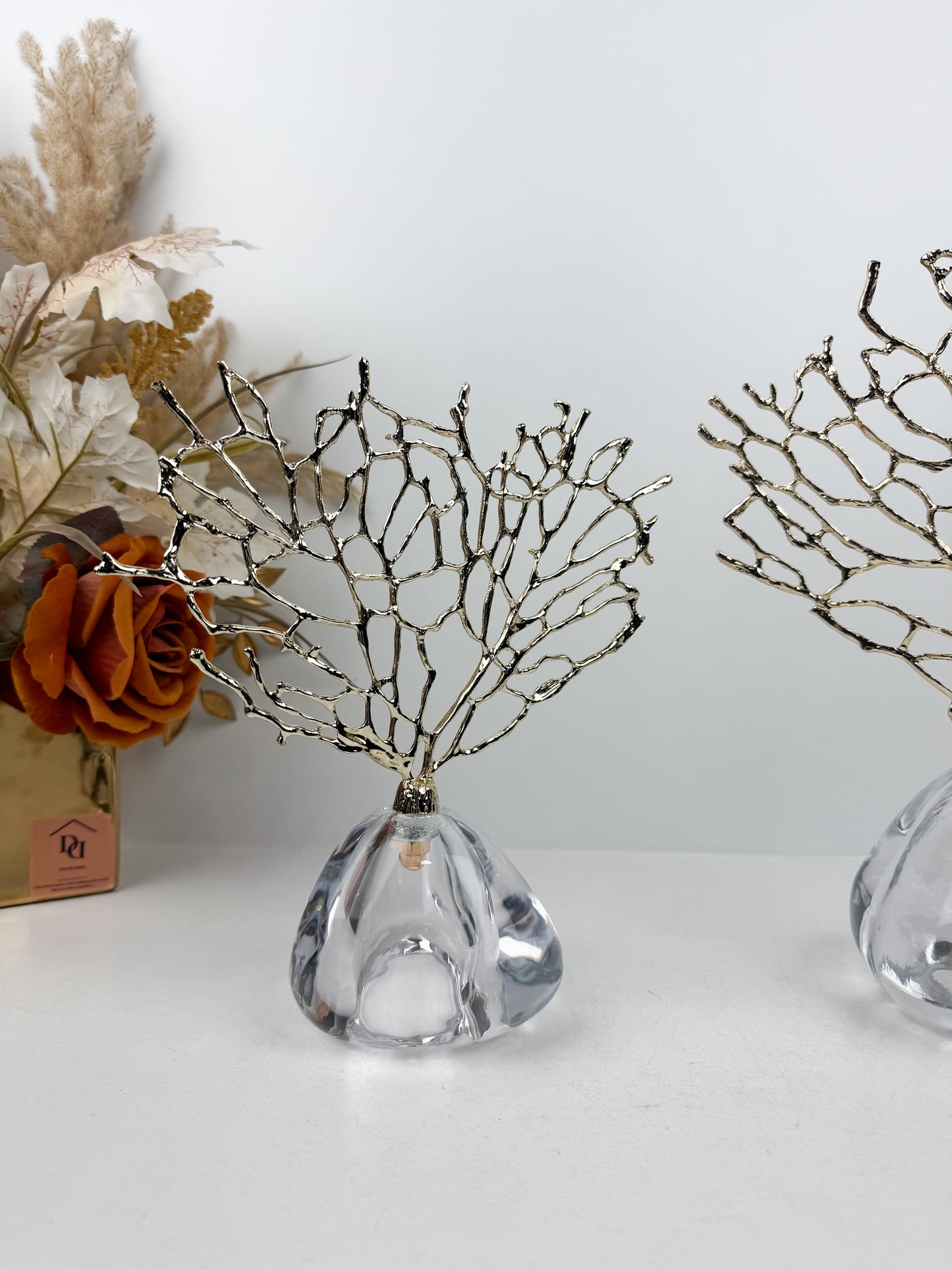 Sculpture décorative en forme d'arbre, montée sur un socle en cristal