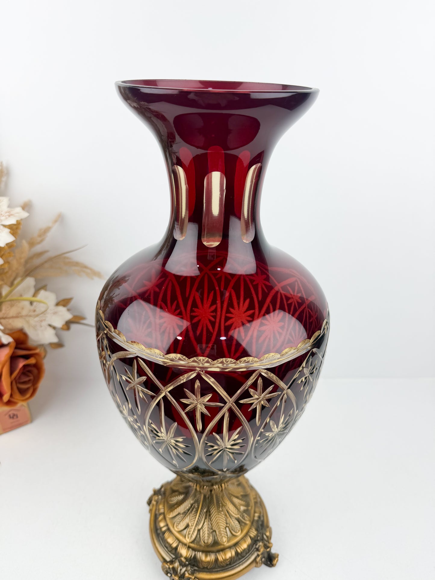 Vase traditionnel en cristal rouge rubis aux reflets profonds