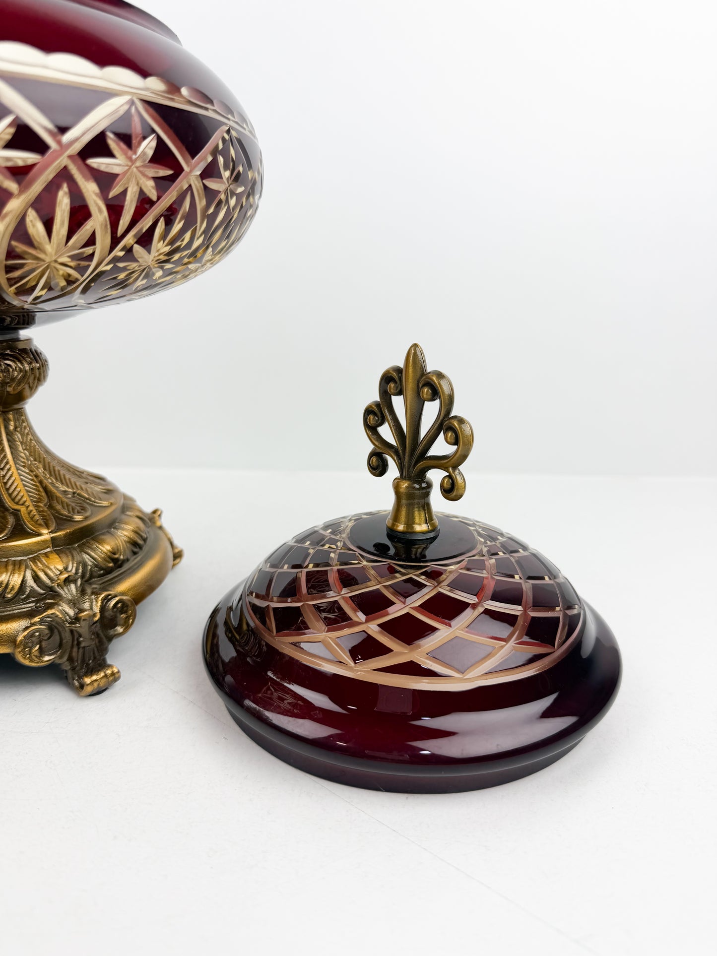 Bonbonnière décorative rouge rubis sur pied en bronze massif