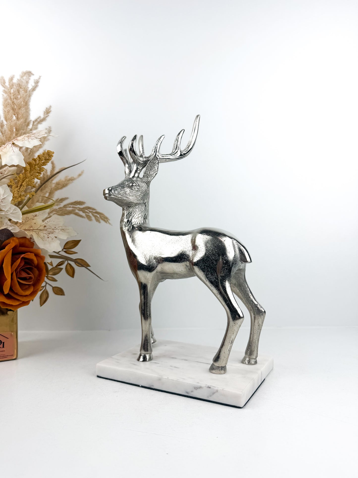 Sculpture de cerf argenté en métal élégant