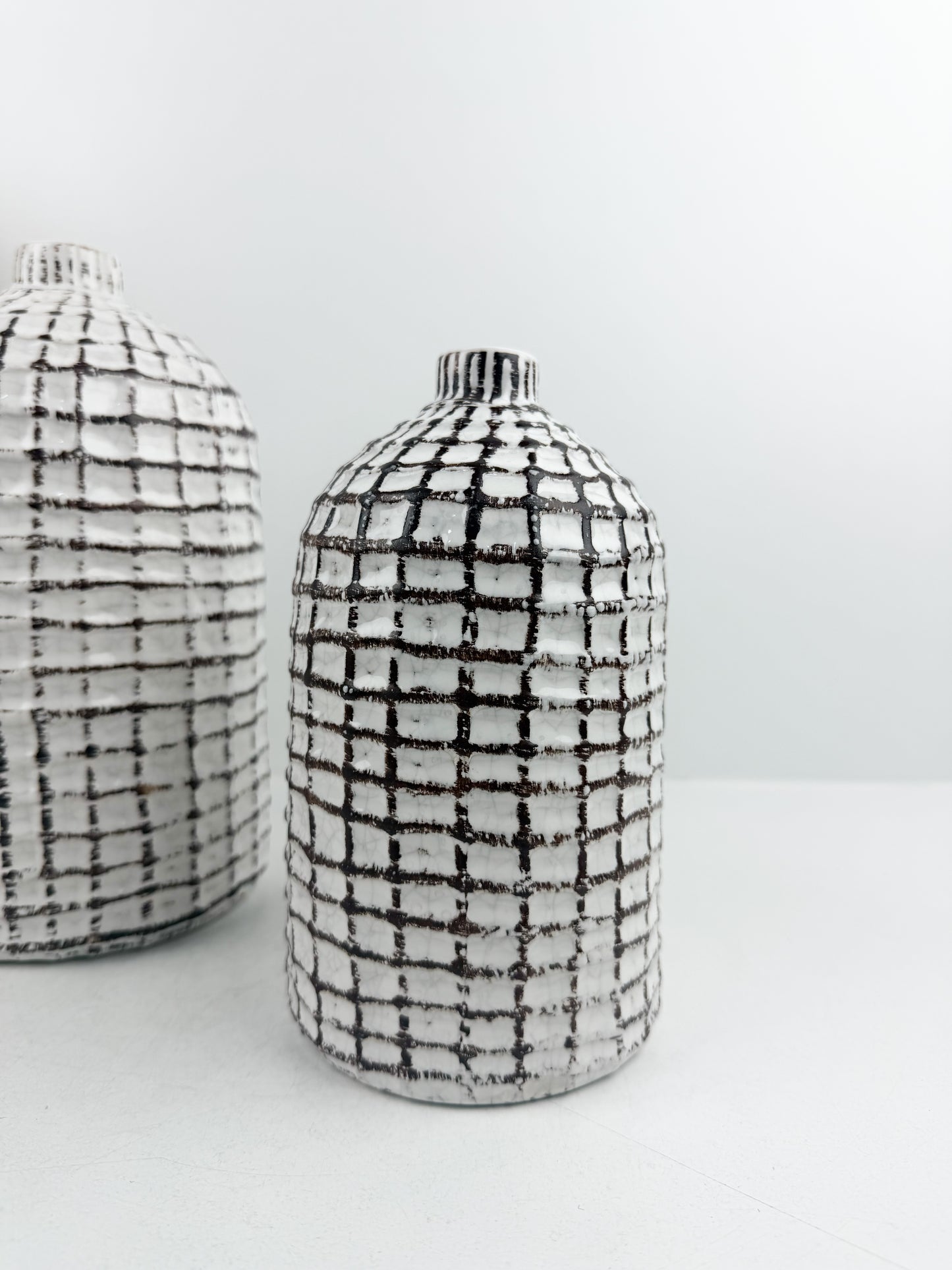 Duo de vases artisanal en céramique motif quadrillé noir et blanc