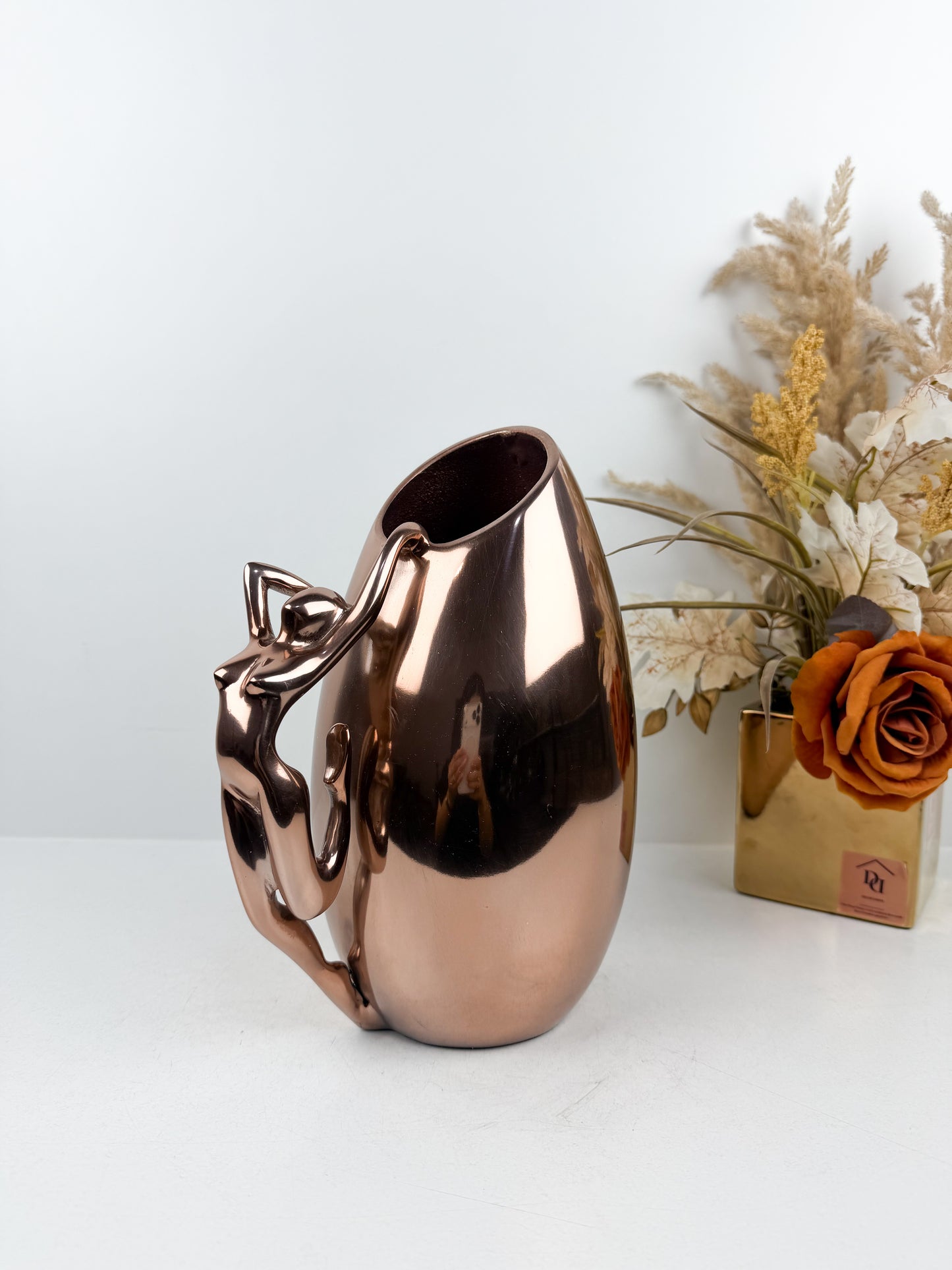 Vase élégant orné d'une silhouette féminine en cuivre