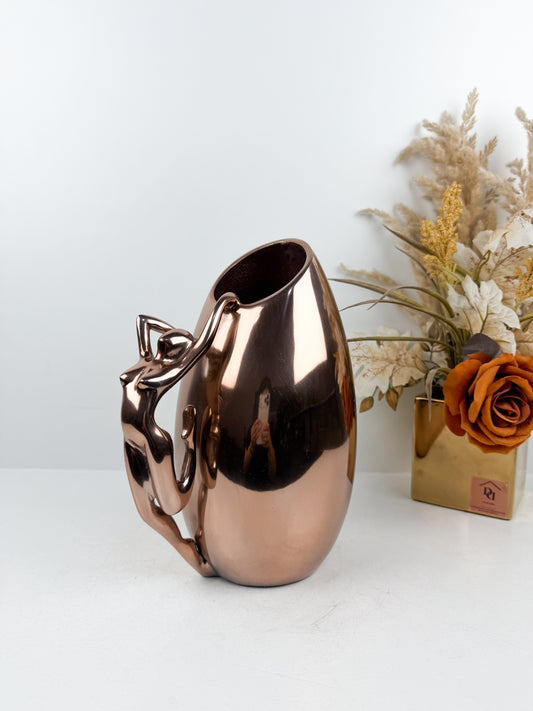 Vase élégant orné d'une silhouette féminine en cuivre