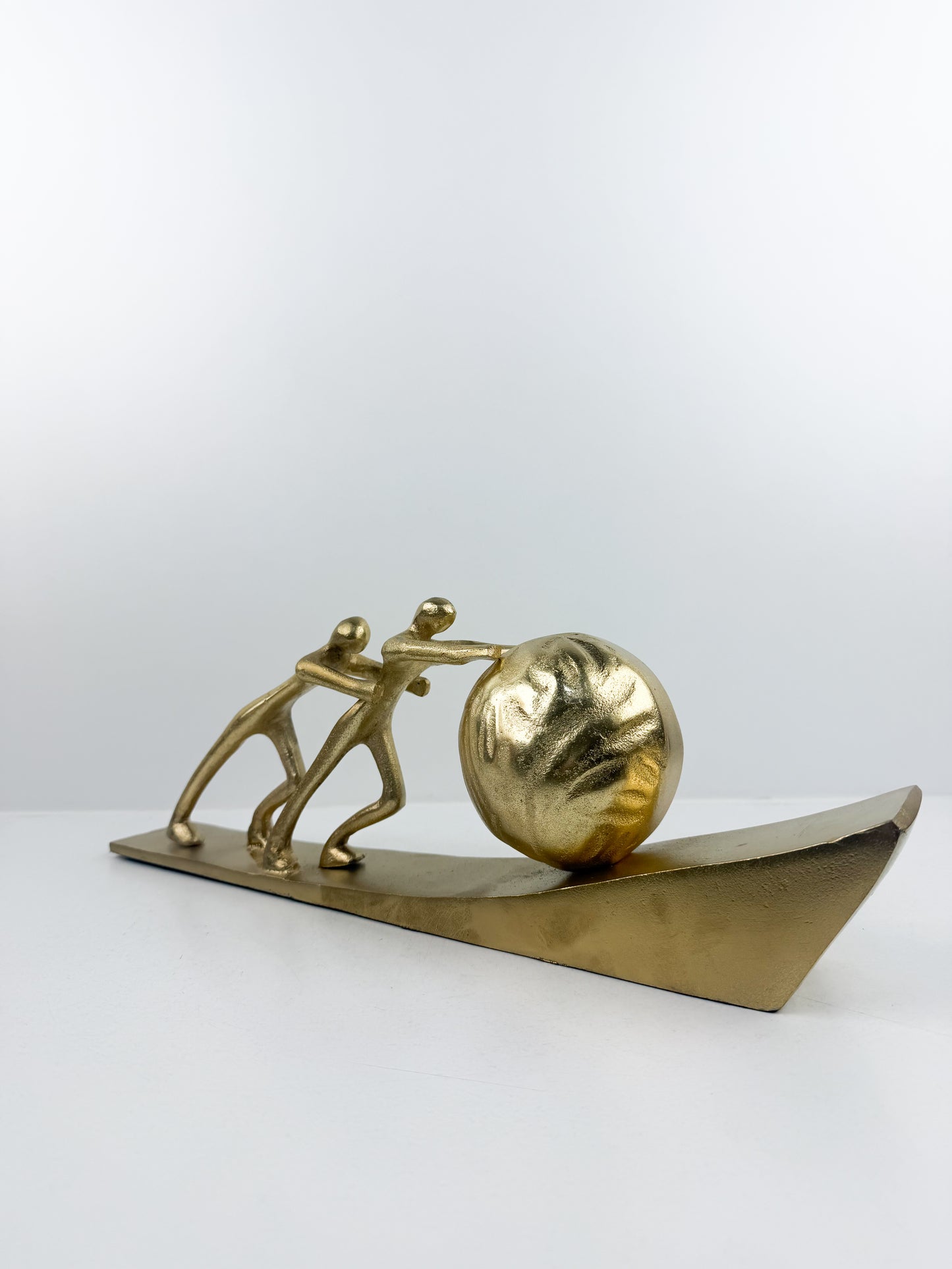 Sculpture moderne en bronze représentant deux personnages en harmonie