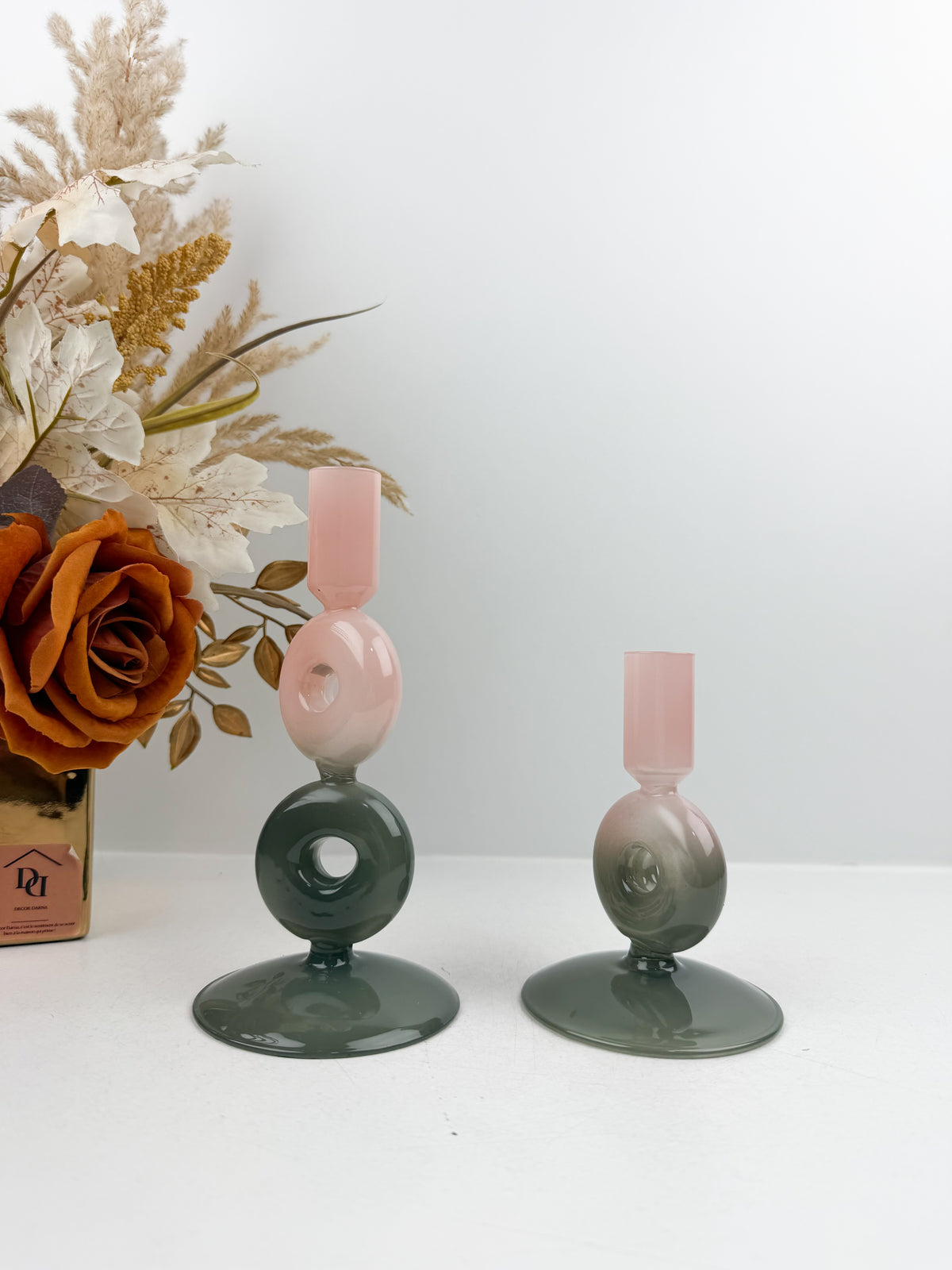 Bougeoirs tendance avec dégradé de couleurs rose et vert.