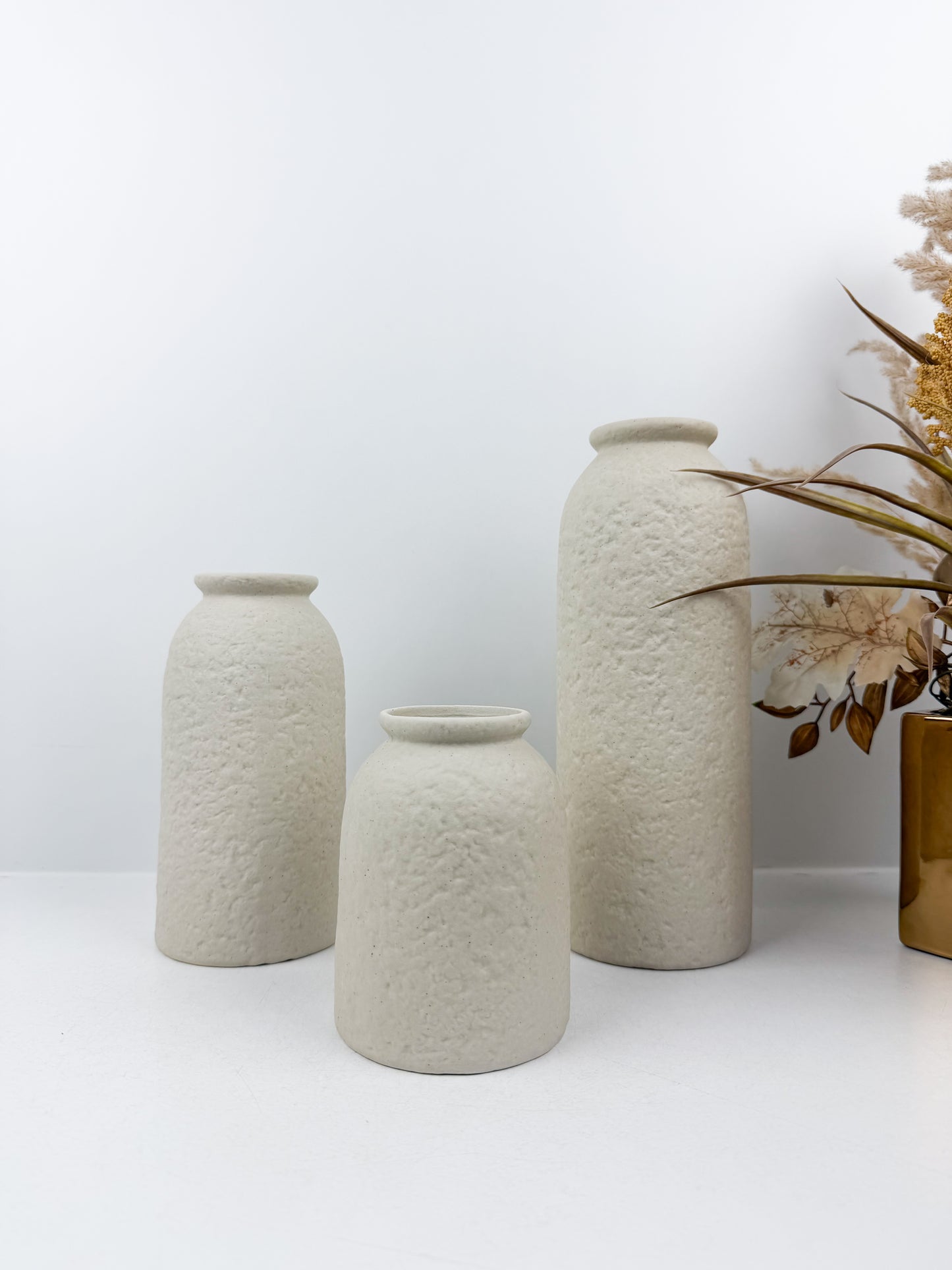 Trio de vases en céramique blanc aux lignes épurées et contemporaines