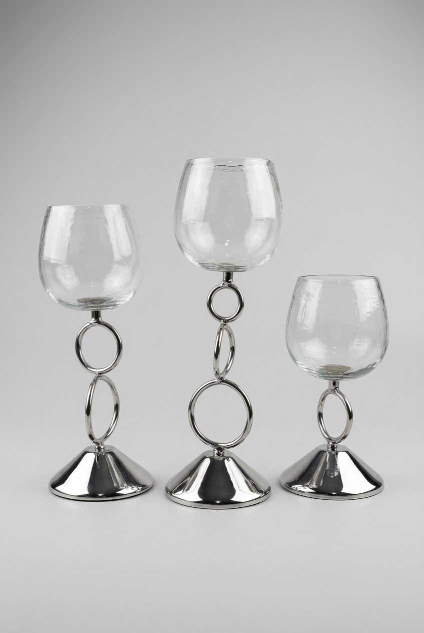 Bougeoirs décoratifs élégants avec coupe transparente et tige métallique argentée ornée d'anneaux entrelacés.
