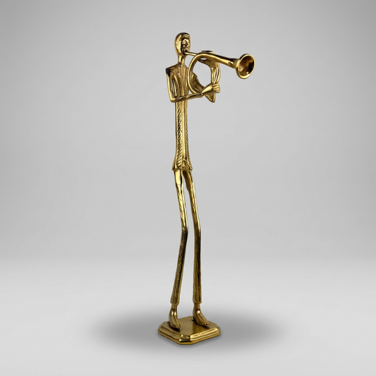 Figurine élégante d'un musicien jouant de la trompette en métal