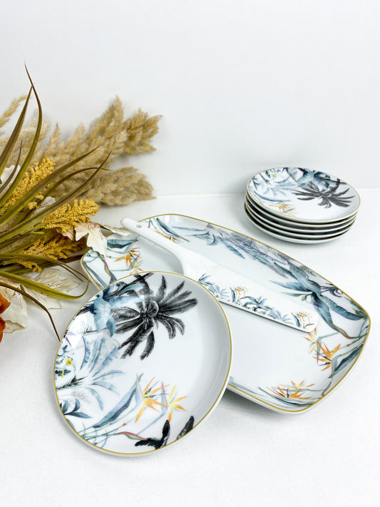 Set de 8 pièces a gâteaux en porcelaine avec motif floral de jungle et une bordure dorée.