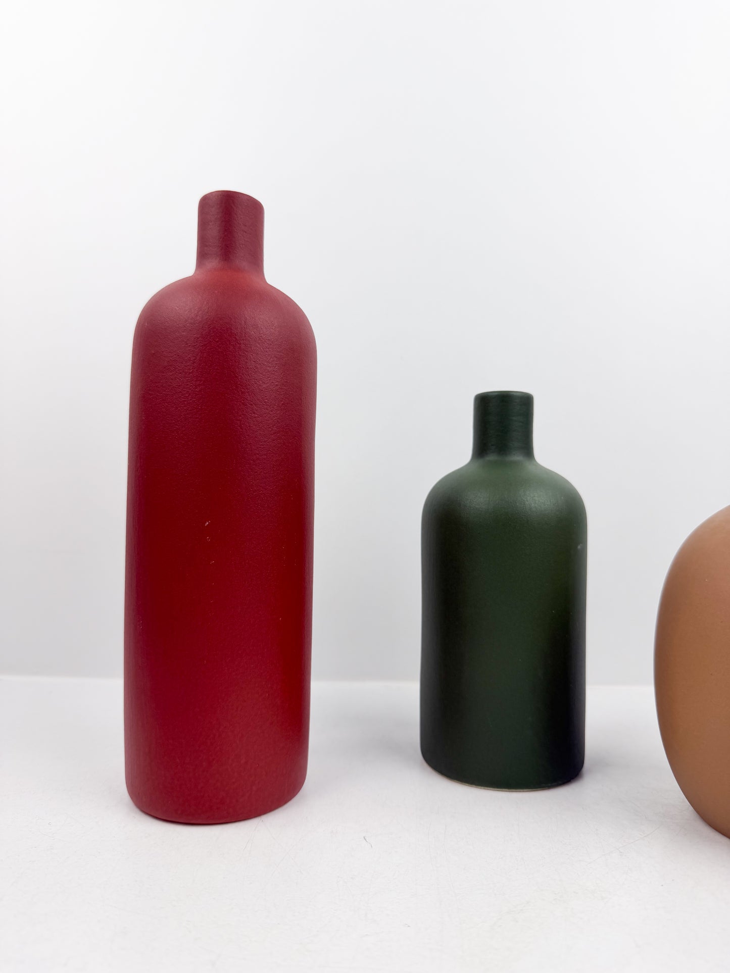 Ensemble de quatre mini vases aux formes et couleurs variées