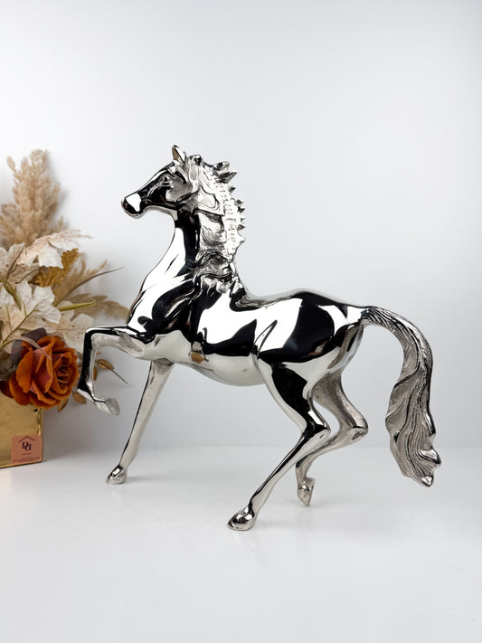 Sculpture décorative de cheval en laiton massif avec sa finition argenté brillante