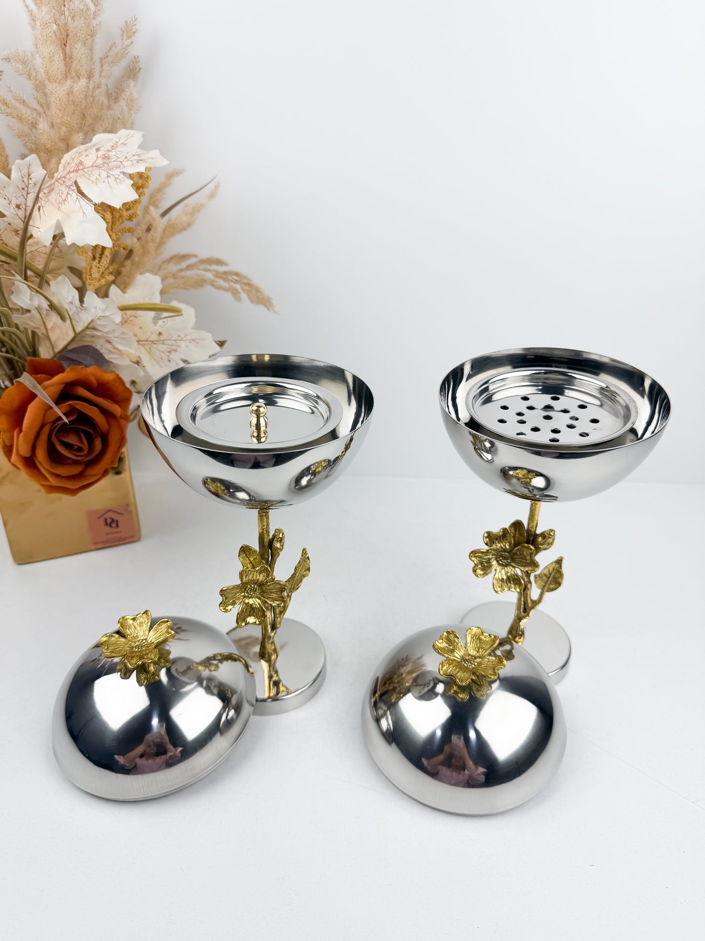 Duo d'encensoirs en métal argenté aux finitions florales