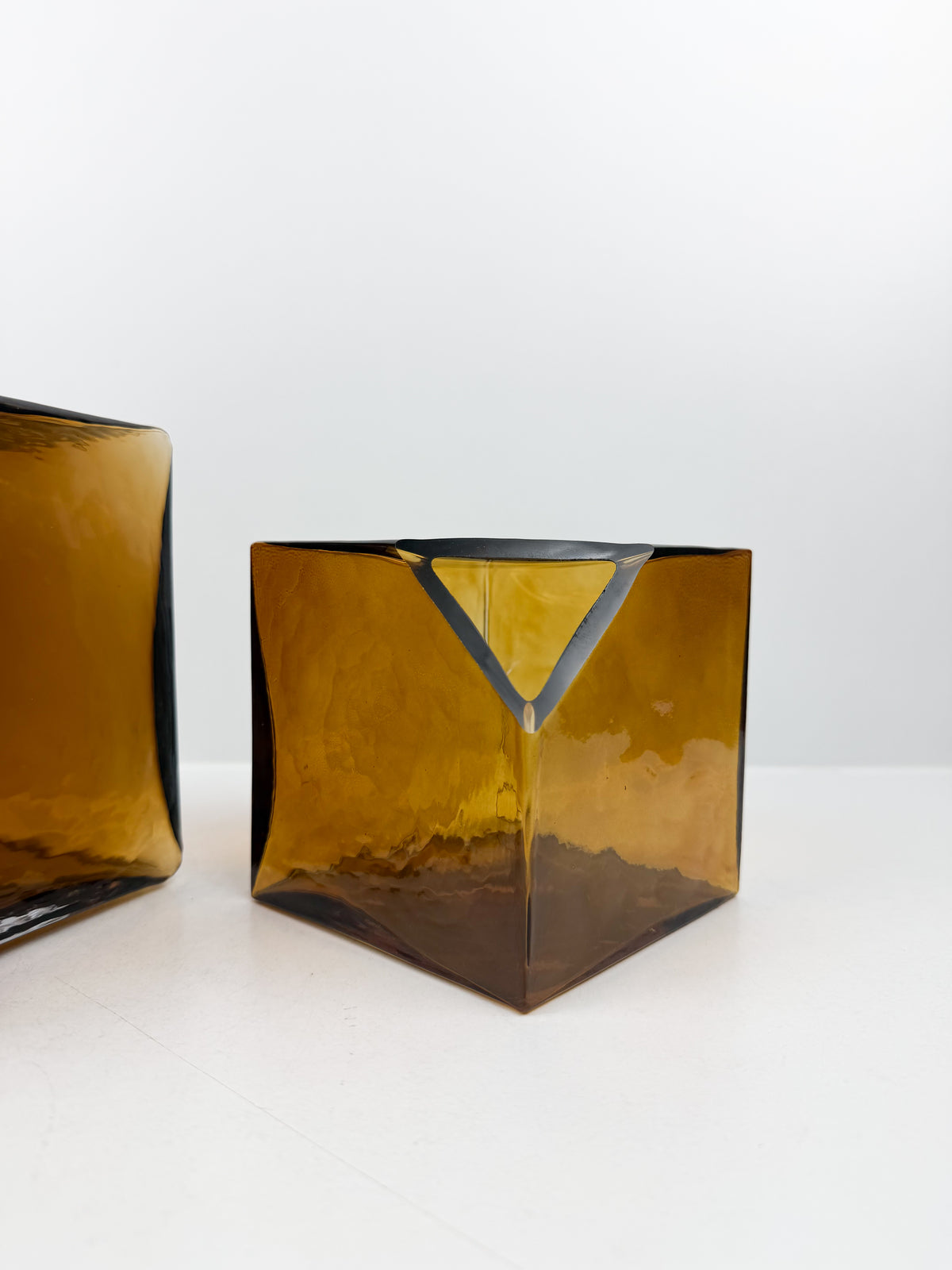 Duo de vases Décoratifs géométriques marron ambré.