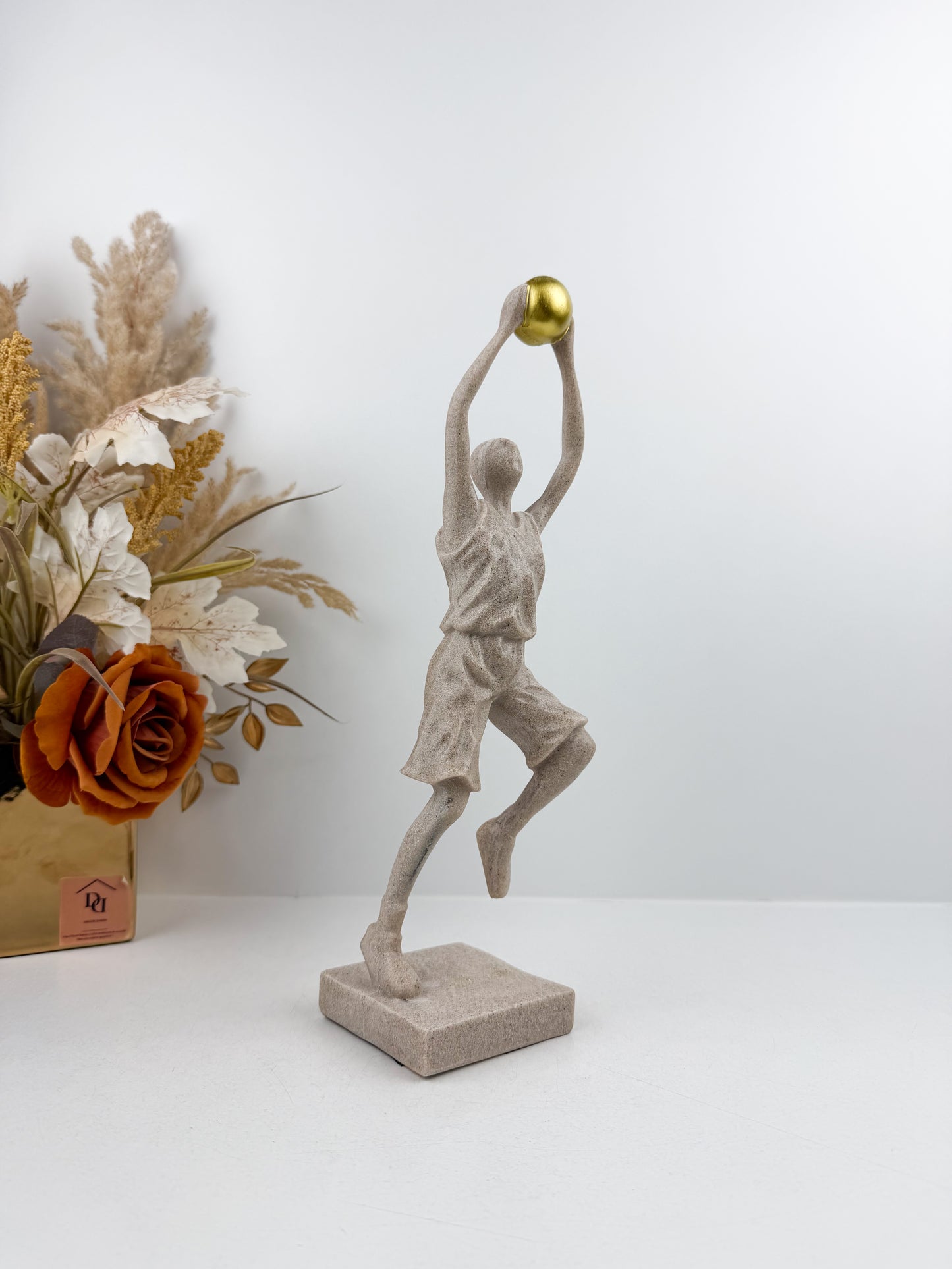 Figurine décorative d'un joueur de basketball élégant.