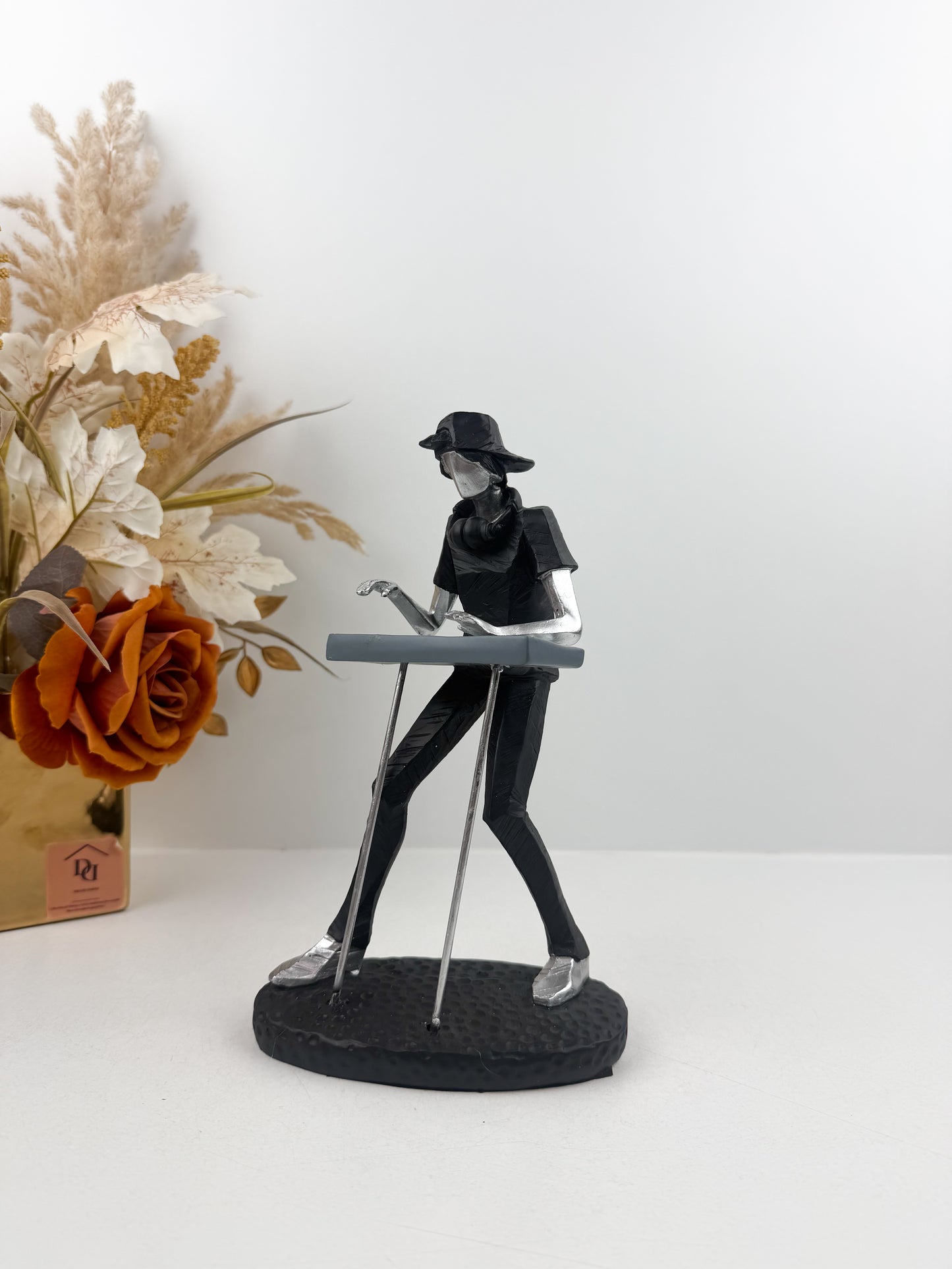 Figurine décorative représentant un musicien de piano noir