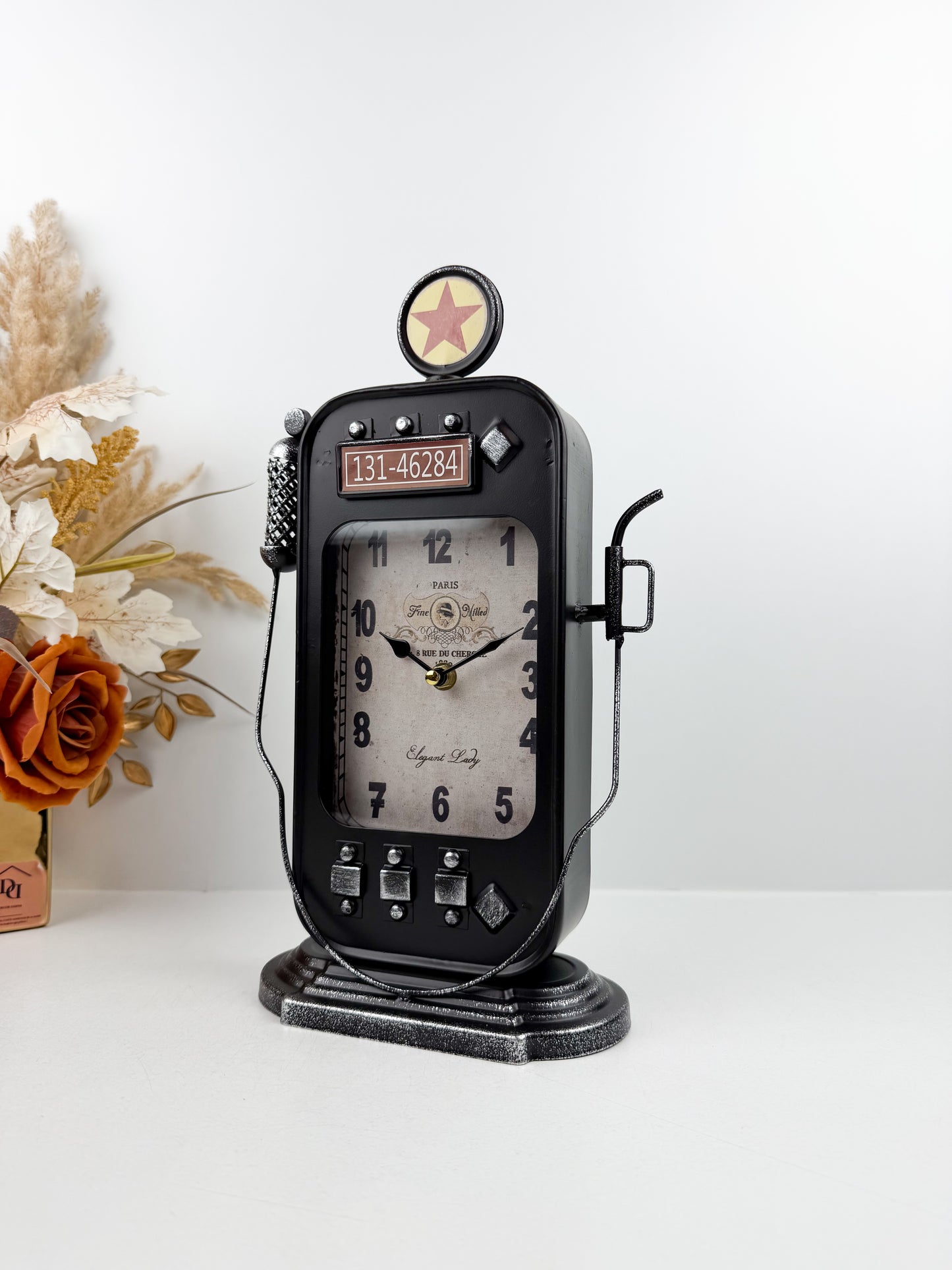Horloge classique au design intemporel noir.