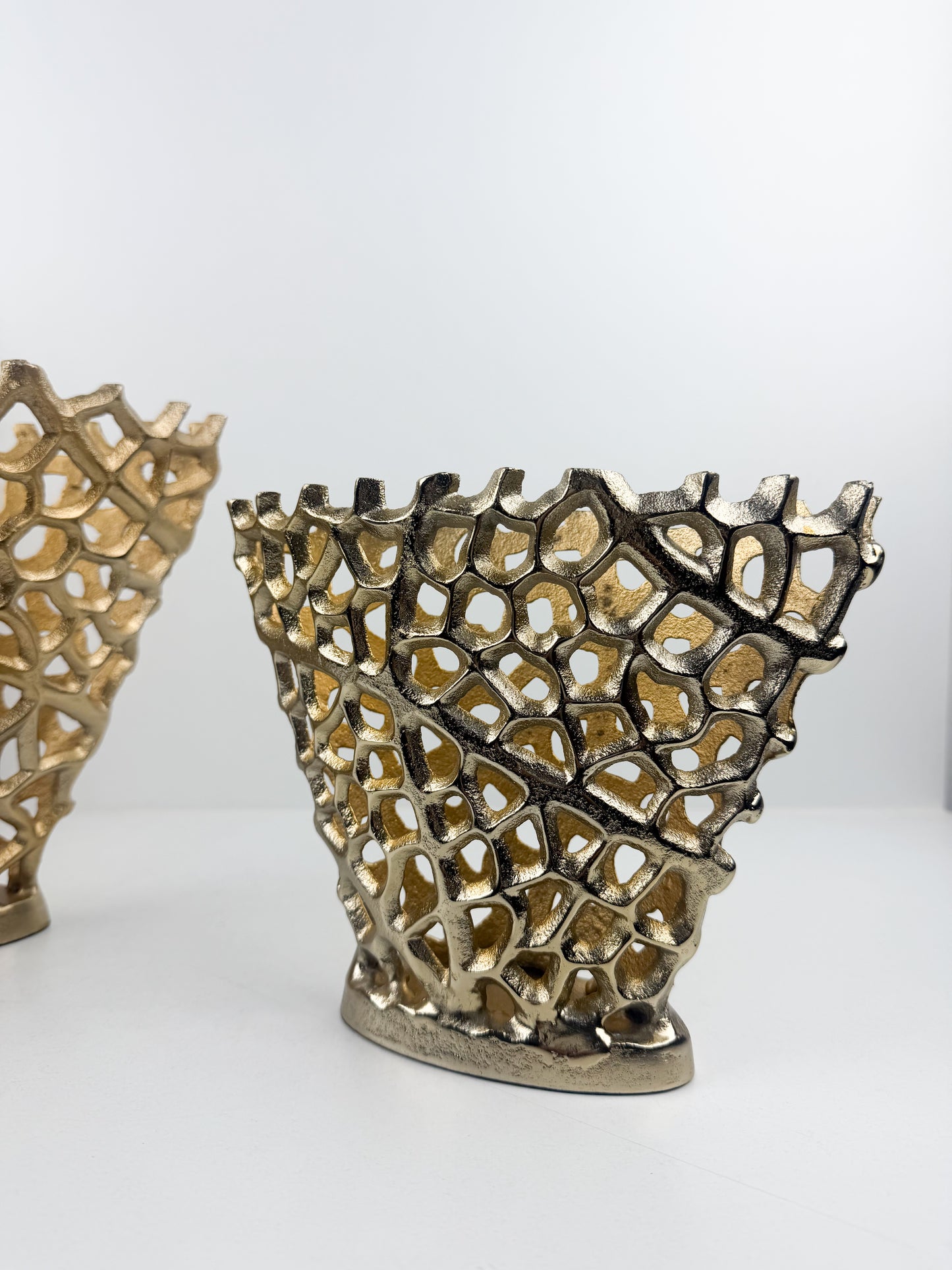 Vases décoratifs au design ajouré élégant, inspirés par la beauté naturelle du corail.