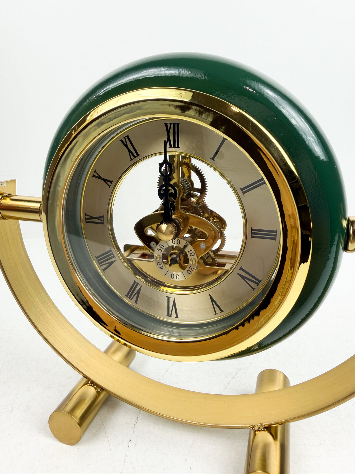 Horloge de table en métal doré de contour en vert élégant.