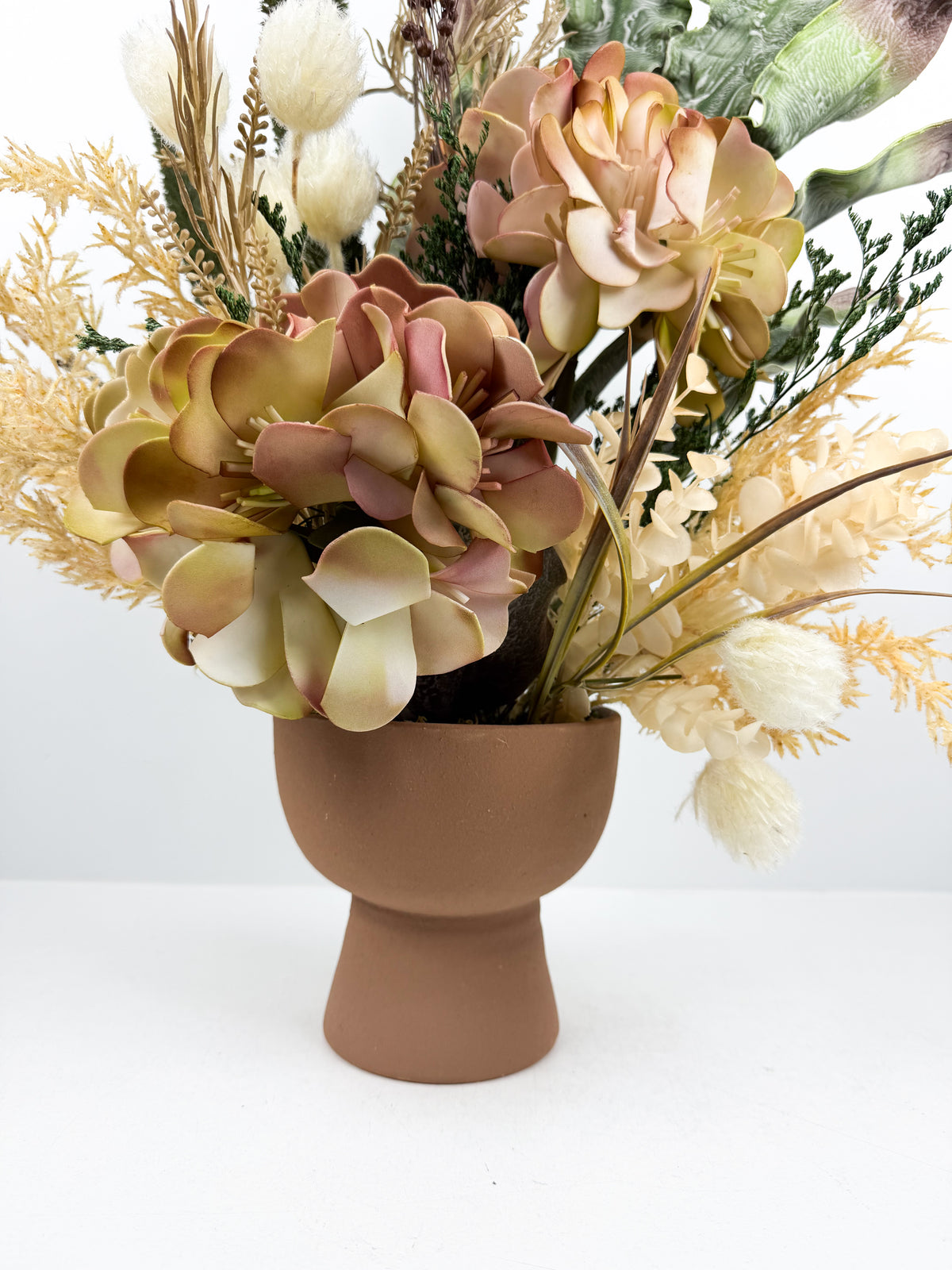 Fleurs séchées d'une élégance intemporelle d'un majestueux vase en céramique.