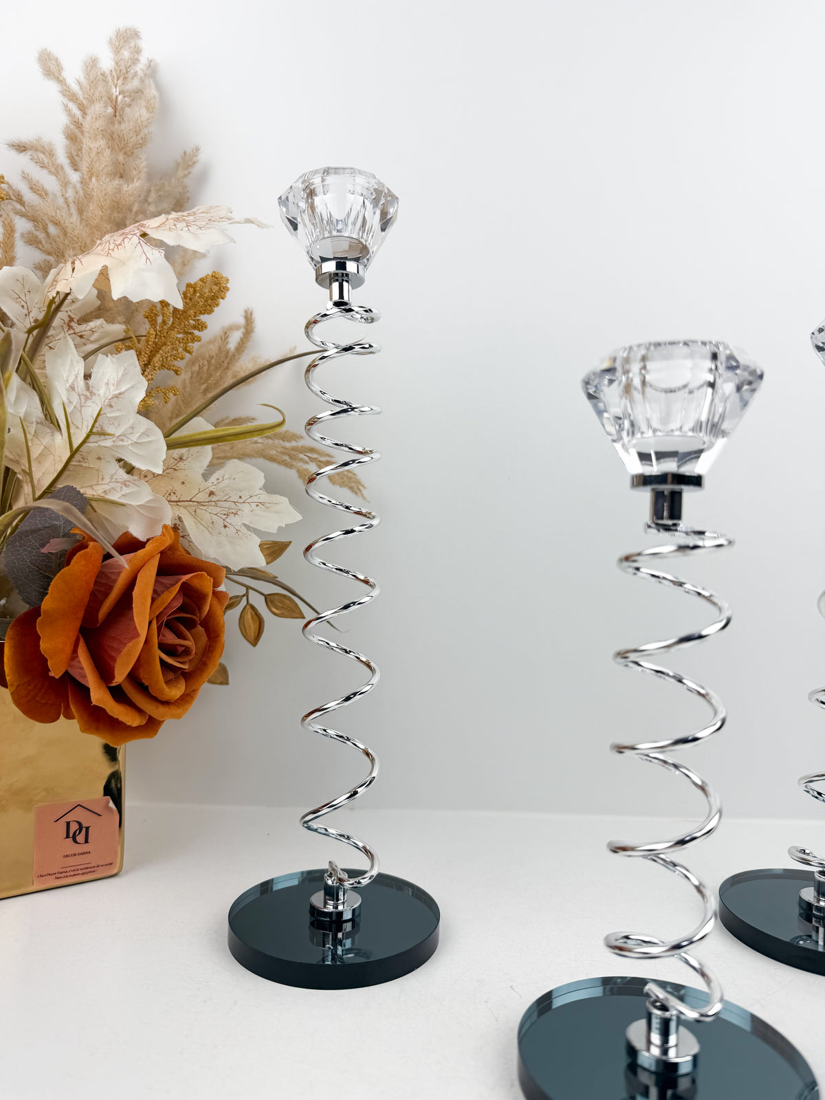 Trio de Bougeoirs en cristal argentée sur un socle noir.