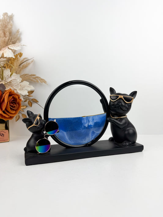 Sculpture deux bouledogues au style cool avec leurs lunettes de soleil dorées