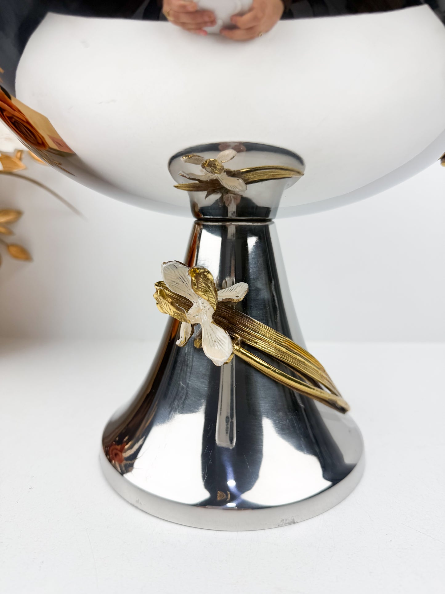 Grand Présentoir en inox de motifs floraux dorés