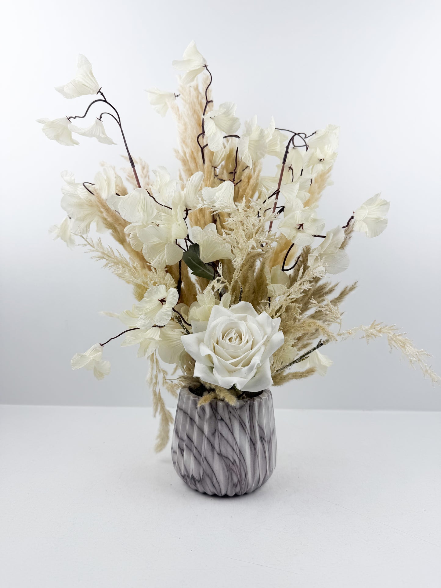 Fleurs séchées beige et blanc, arrangement luxe composé de fleurs naturelles aux teintes douces