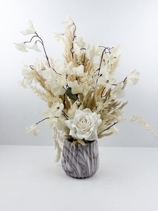 Fleurs séchées beige et blanc, arrangement luxe composé de fleurs naturelles aux teintes douces
