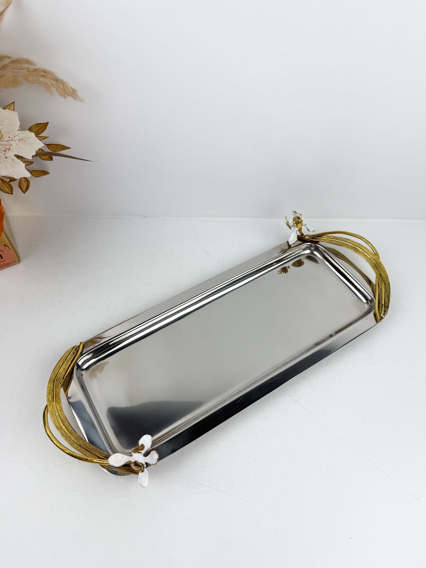 Plateau rectangulaire en métal brillant aux finitions dorées