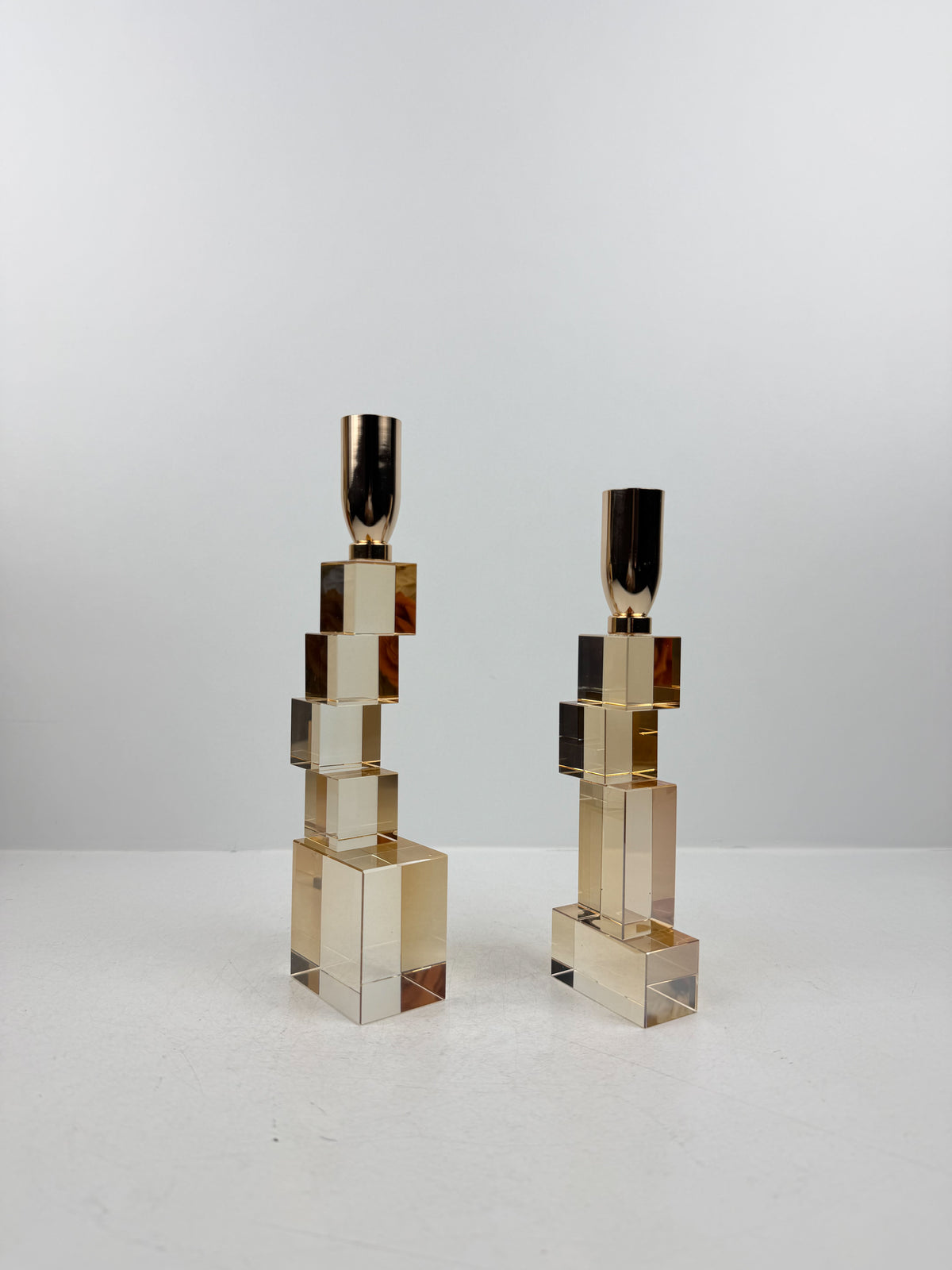 Duo de bougeoirs sculpturaux de motifs luxe cube en cristal .