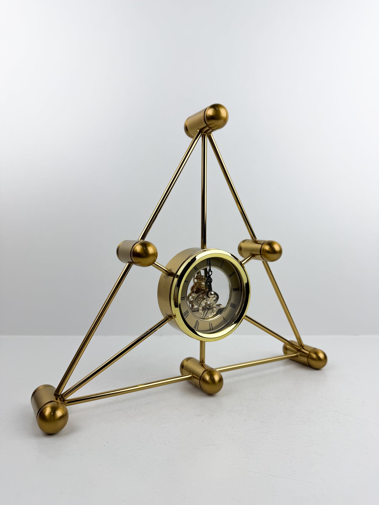 Horloge triangulaire mécanique en métal doré