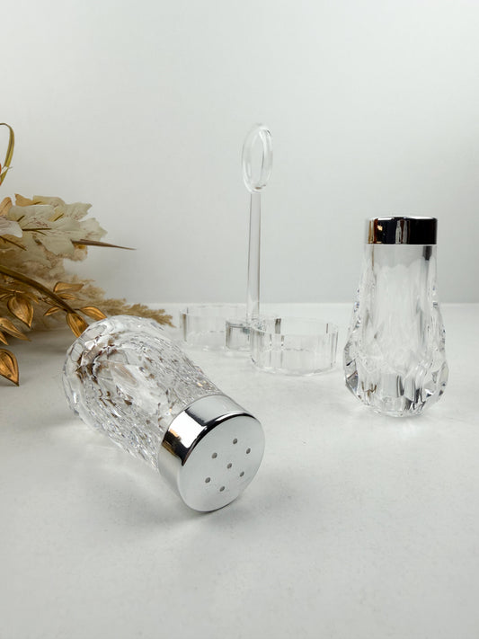 Salière et poivrière en acrylique transparent, alliant fonctionnalité et élégance.