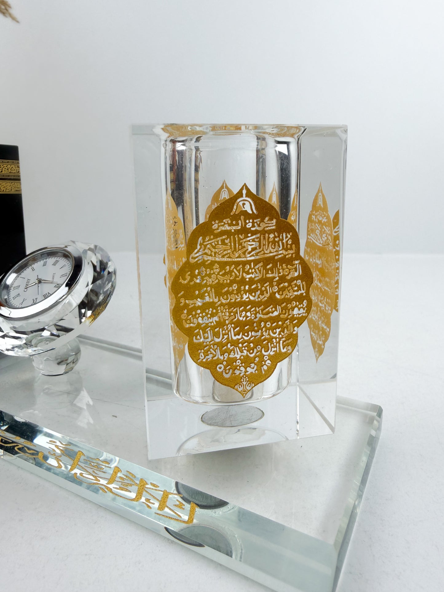 Modèle Kaaba en cristal élégant et raffiné avec petite horloge sur le socle cristal