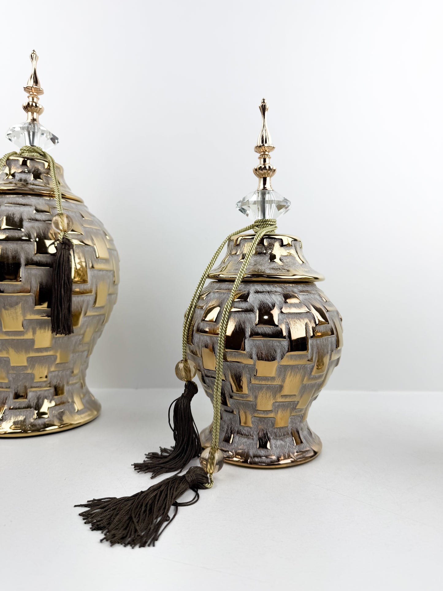 Trio de vases aux lignes épurées et design carré incarnant l'élégance traditionnelle