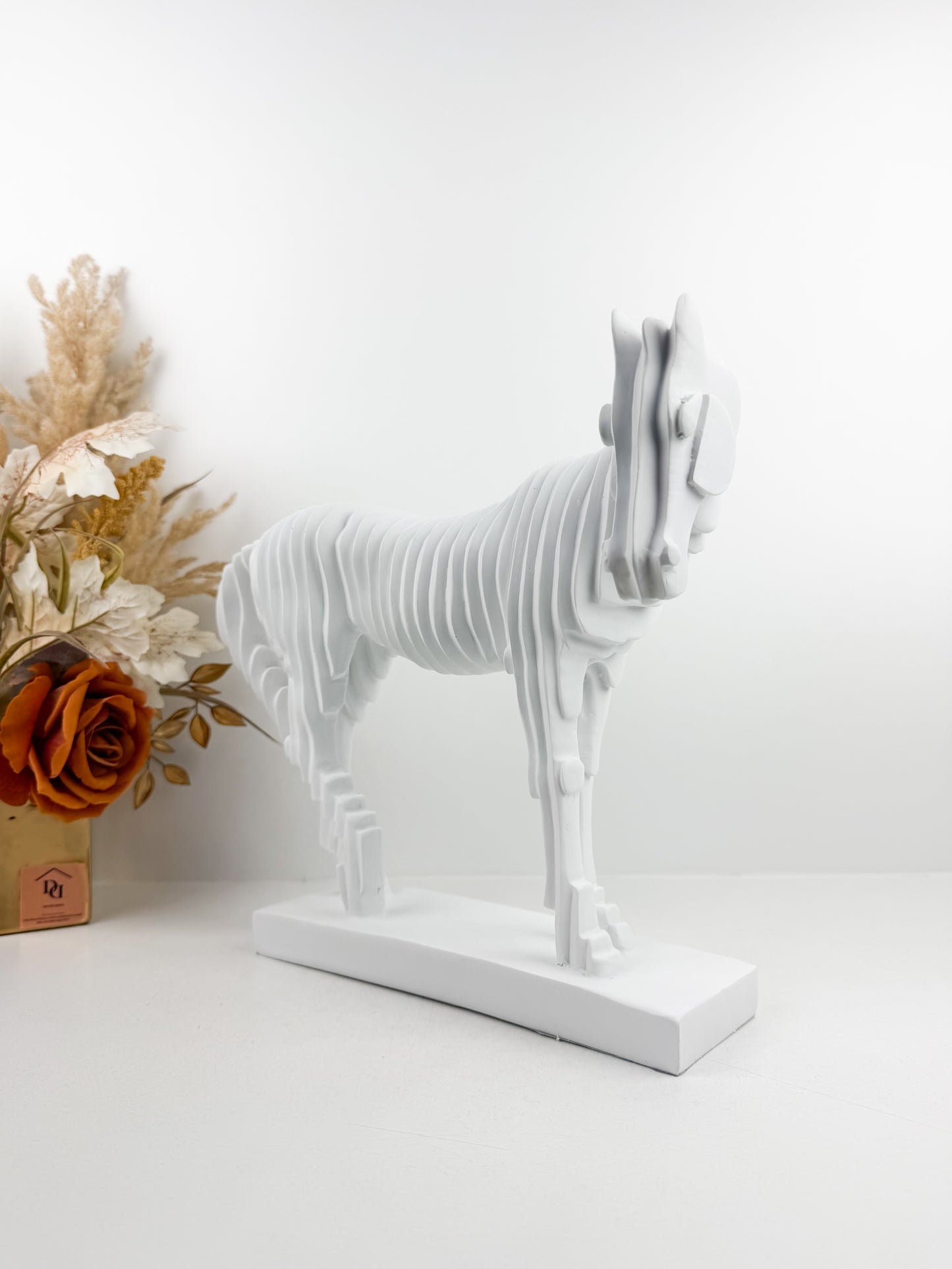 Sculpture représentant un grand cheval blanc