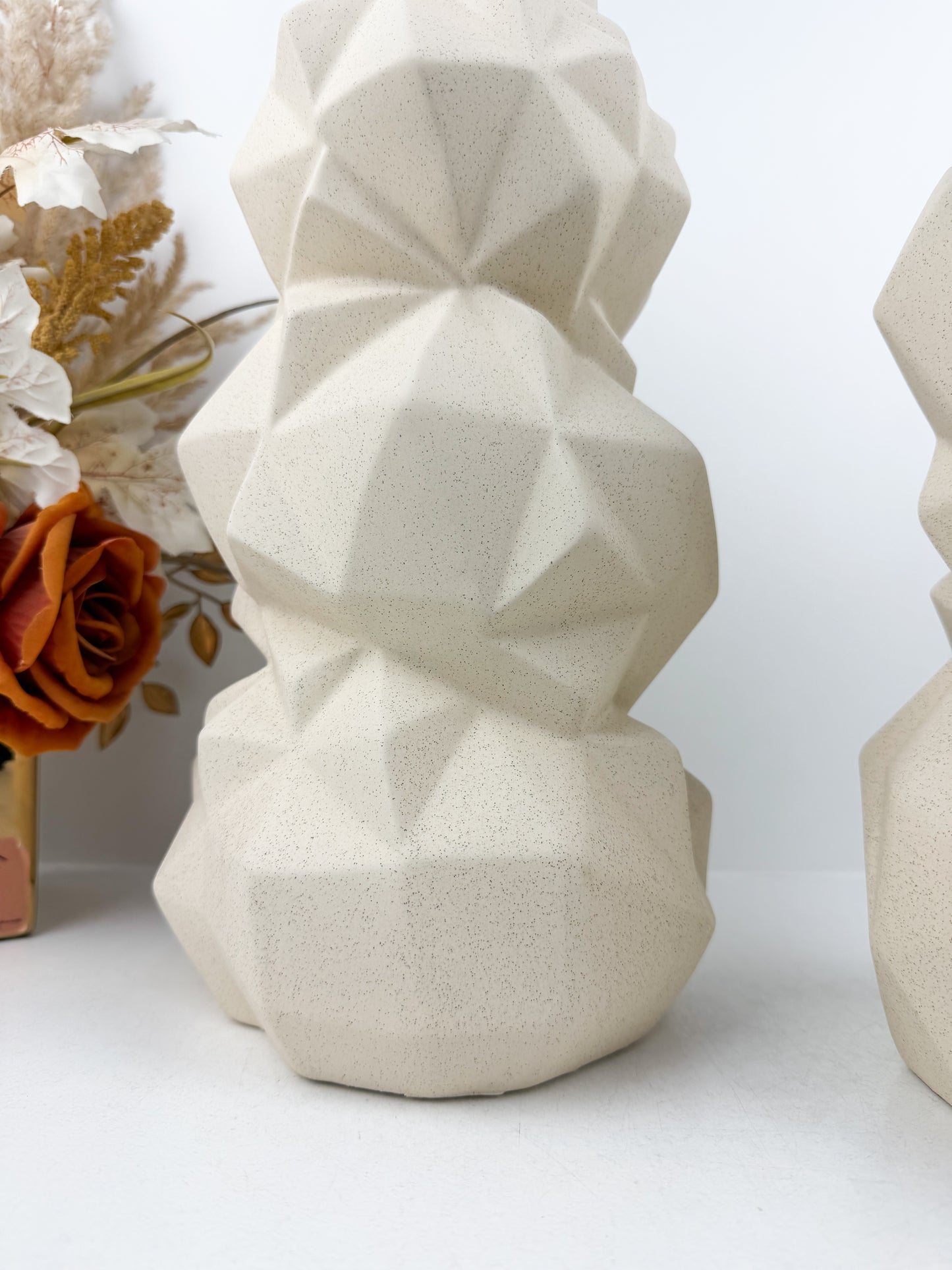 Duo de vases géométriques en céramique blanche