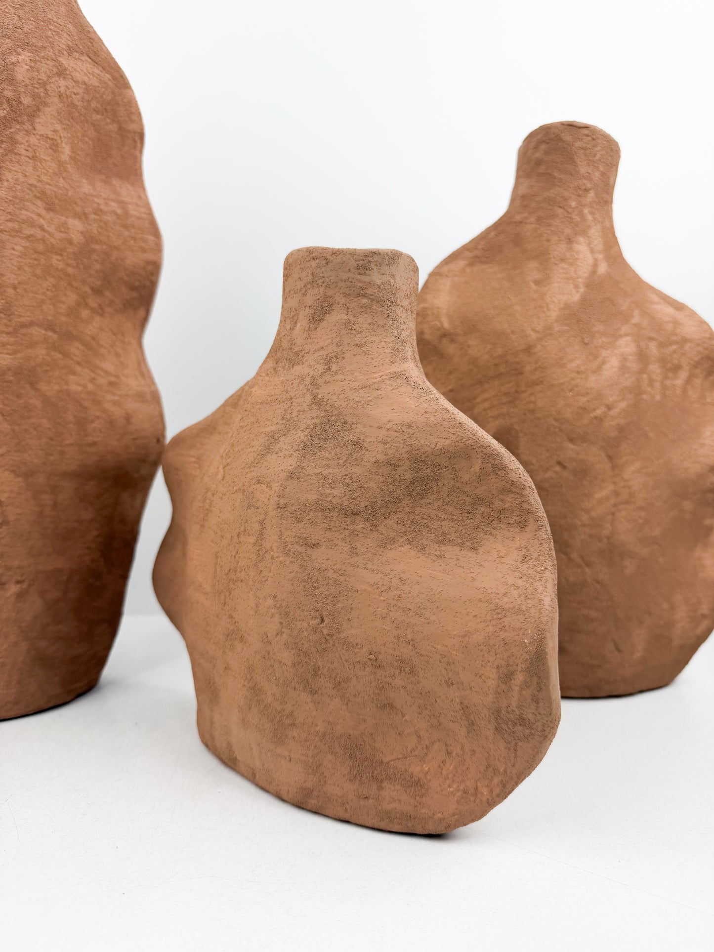 Trio de vases en céramique marron aux formes sculpturales et élégantes