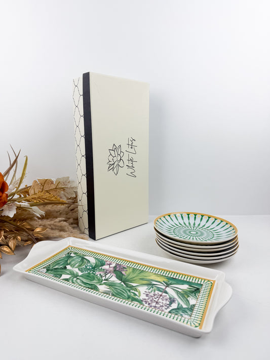 Grande assiette de service accompagnée de six assiettes assorties de motifs jungle