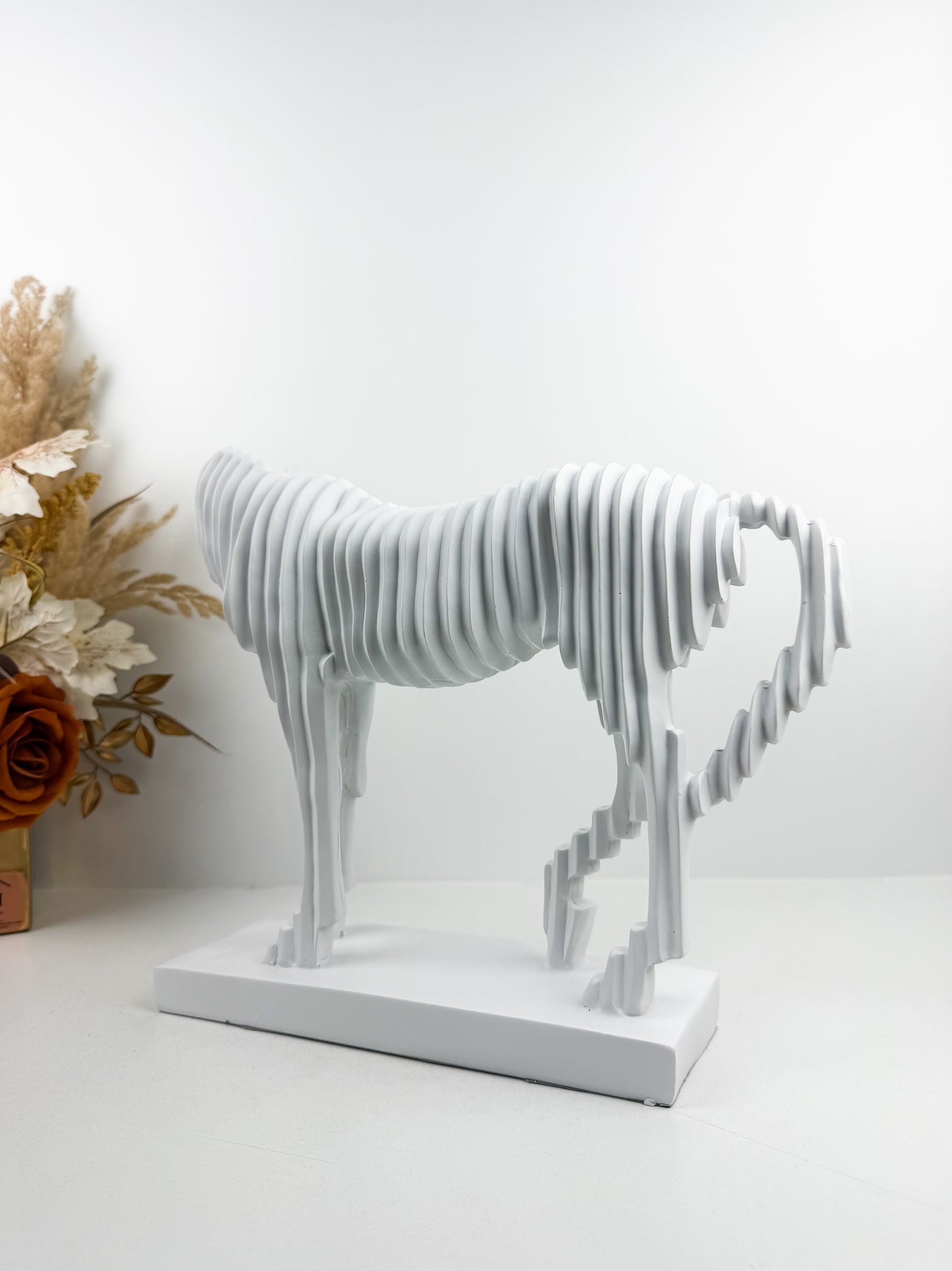Sculpture représentant un grand cheval blanc