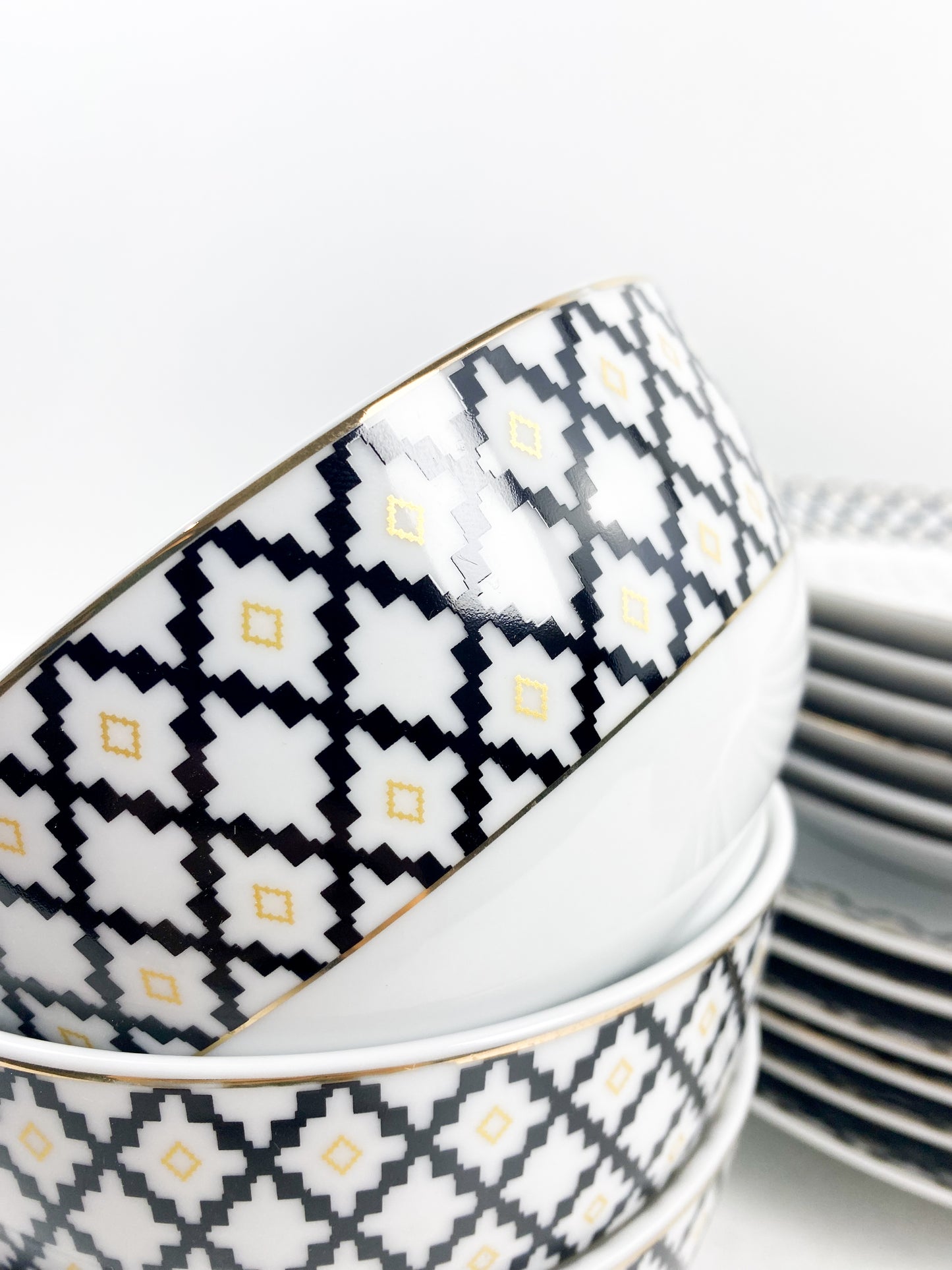 Service de table en porcelaine 18 pièces de haute qualité à bord doré, motif à carreaux géométriques noir