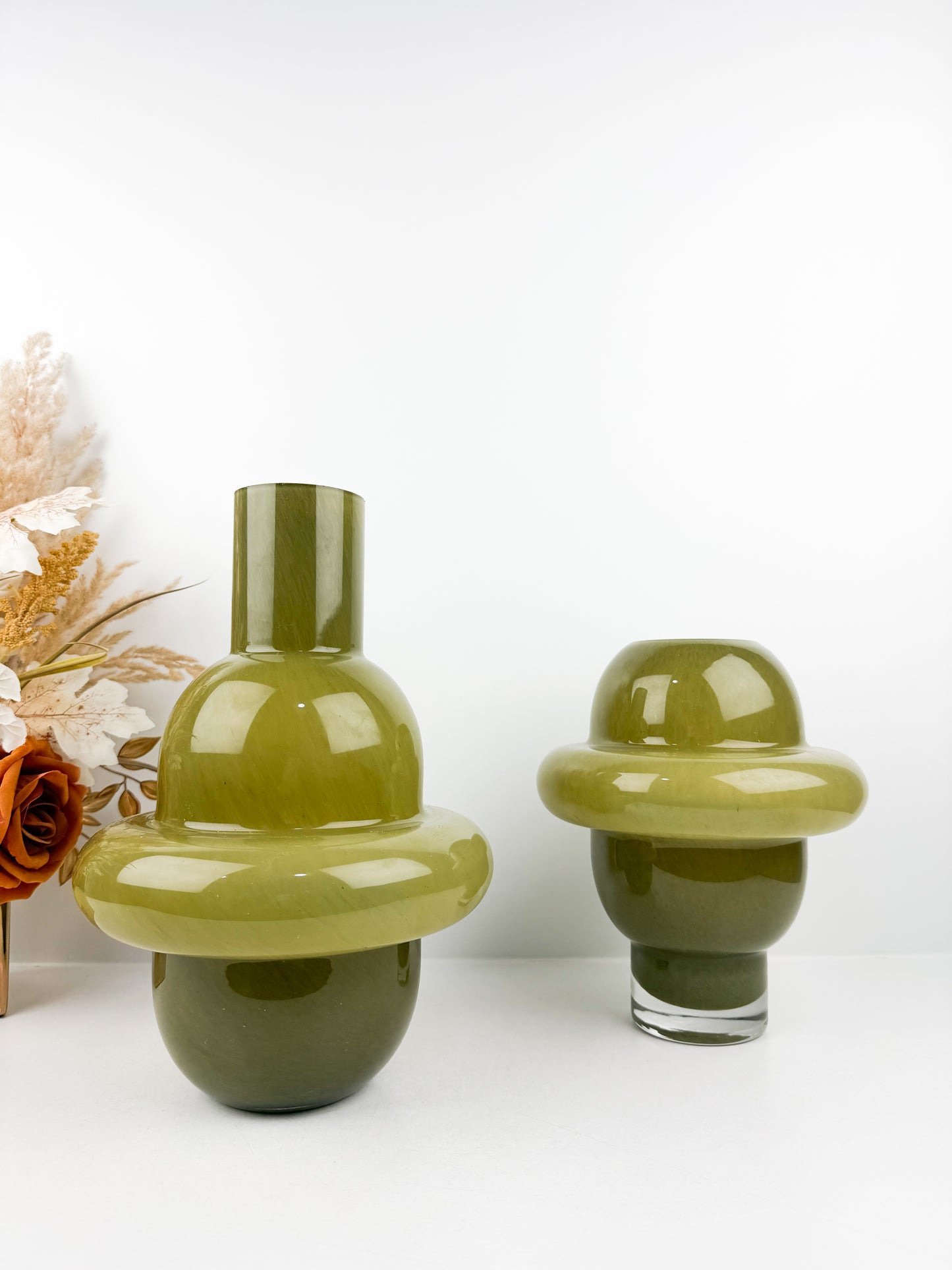Duo de grands vases géométriques verts  en céramique de décoration moderne et épurée