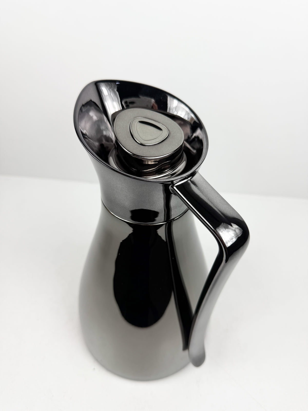 Thermos moderne en verre effet miroir chromé avec grande poignée profilée.
