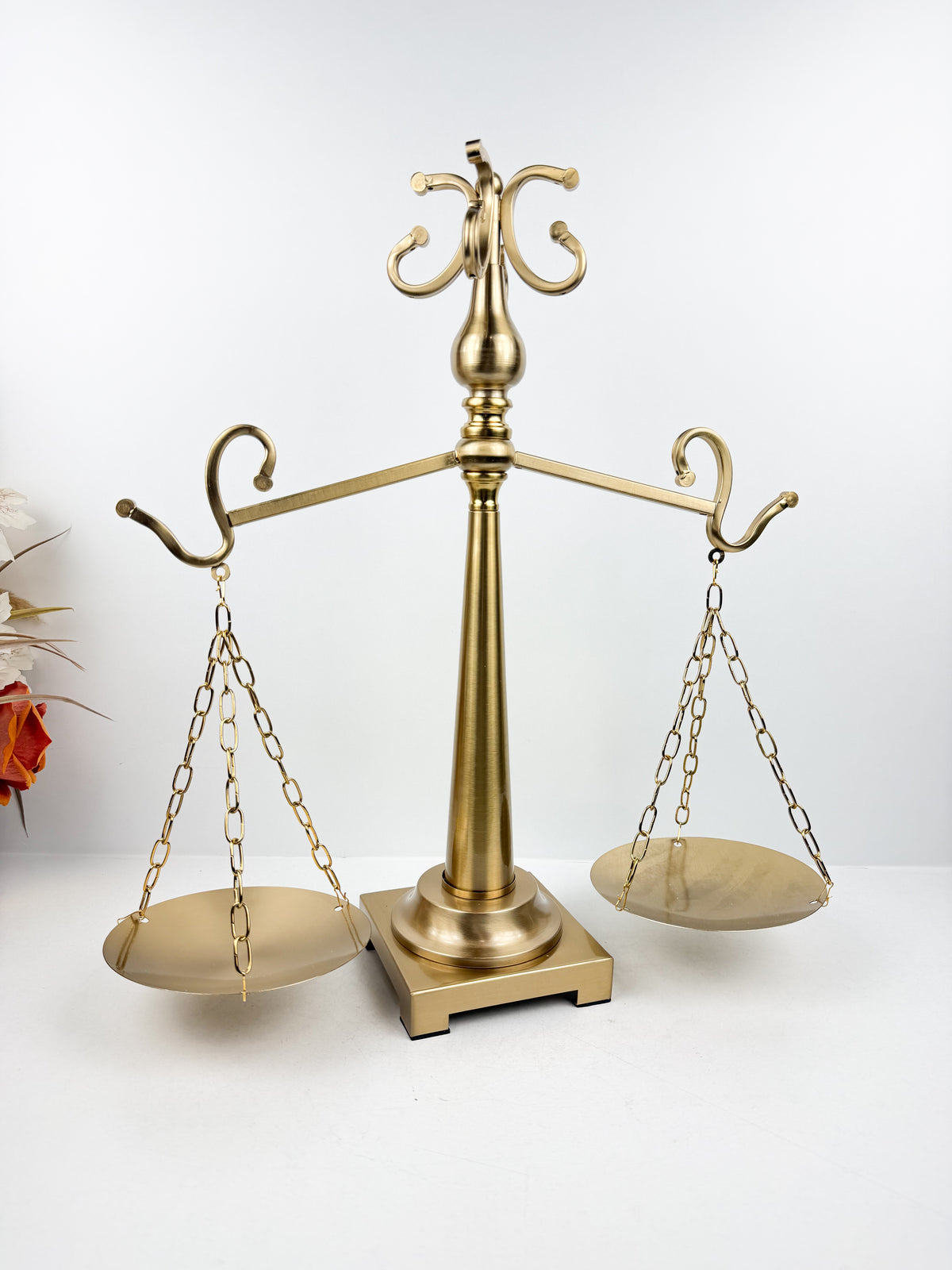 Balance de justice décorative en métal doré.