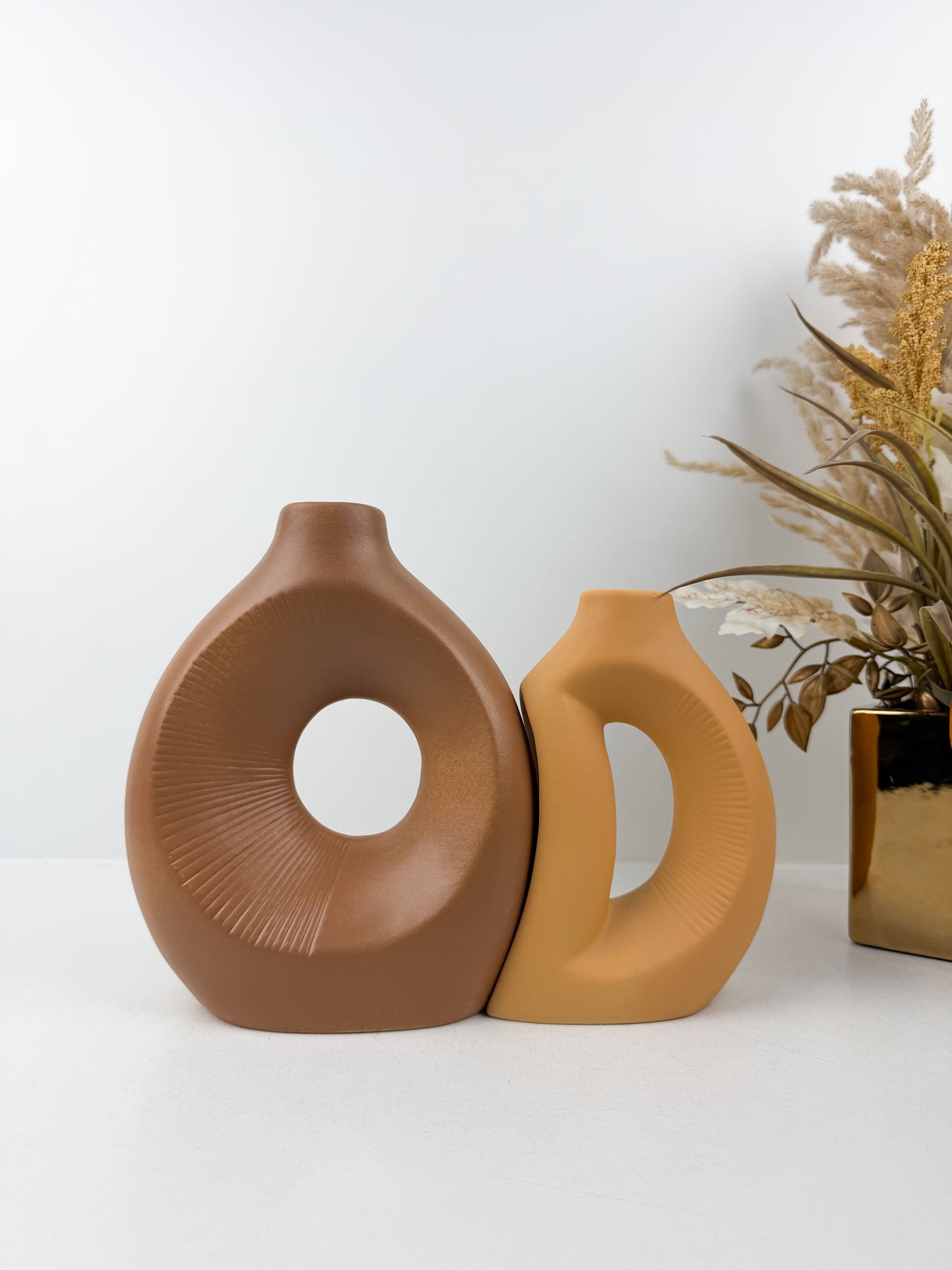 Duo de vases en céramique aux teintes chaleureuses
