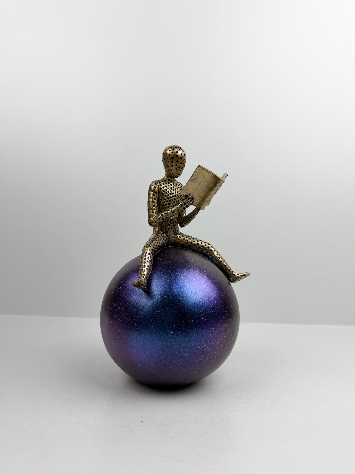 Statuette Décorative d'un liseur sur Sphère.